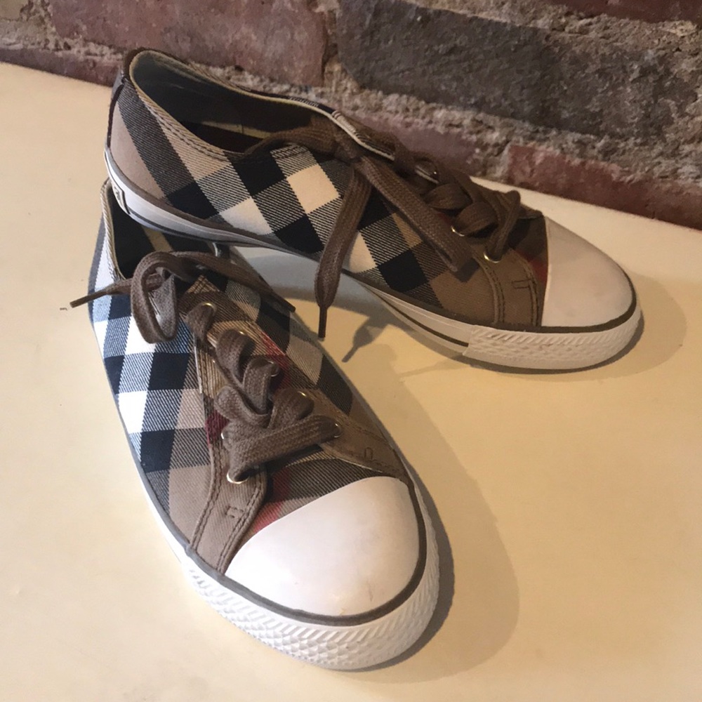 Burberry sneakers with brown & white laces